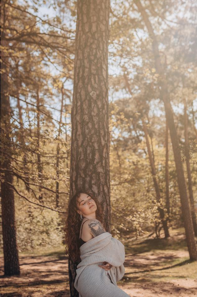 Personal-Brand-Portrait an der Kiefer im goldenen Licht – Studio Rise