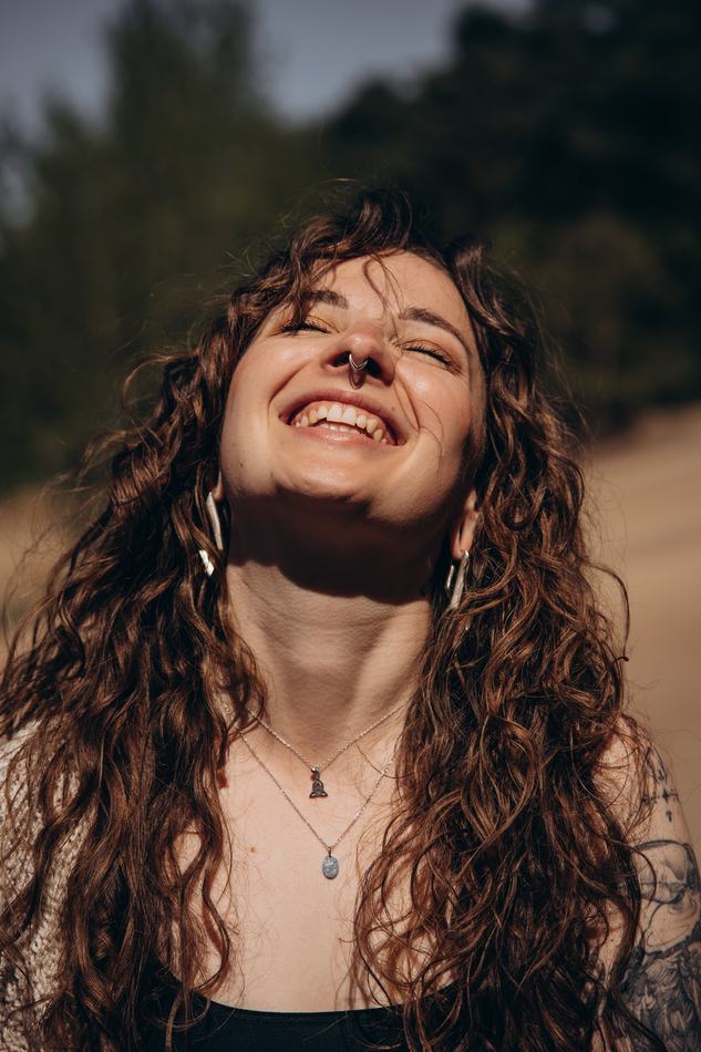 Lachendes Personal-Brand-Portrait im Sonnenlicht – Studio Rise