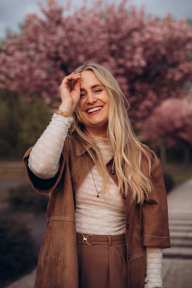 Personal-Brand-Aufnahme mit Kirschblüten – Studio Rise