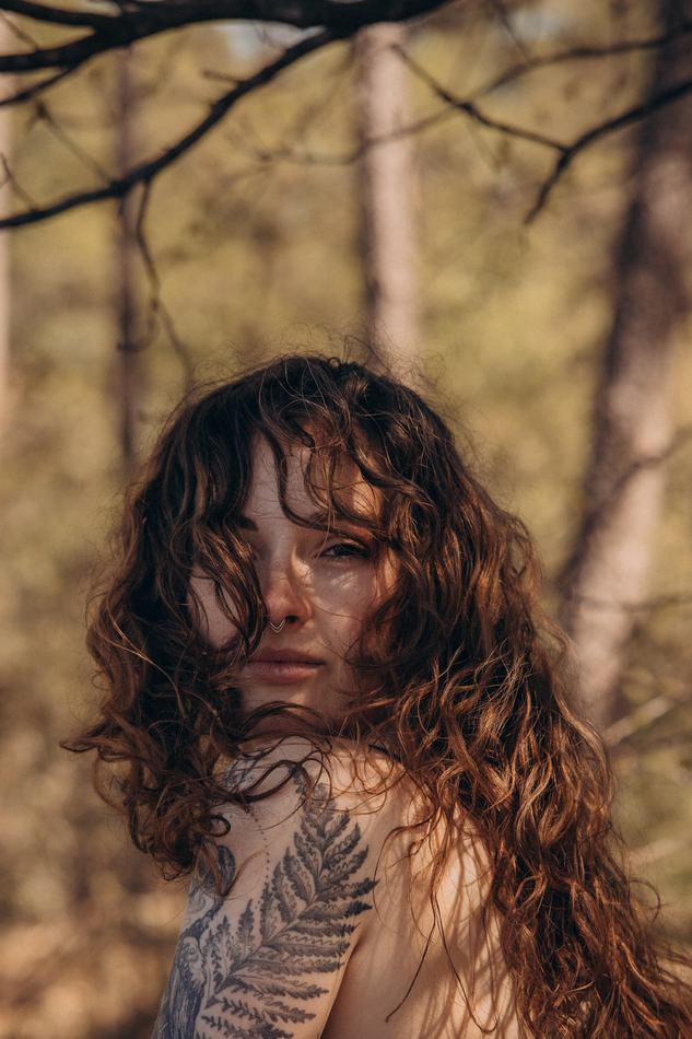 Intimes Waldportrait mit Tattoo-Detail – Studio Rise