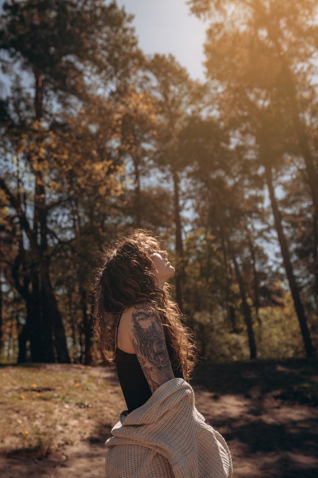 Profil-Portrait im Wald – Studio Rise