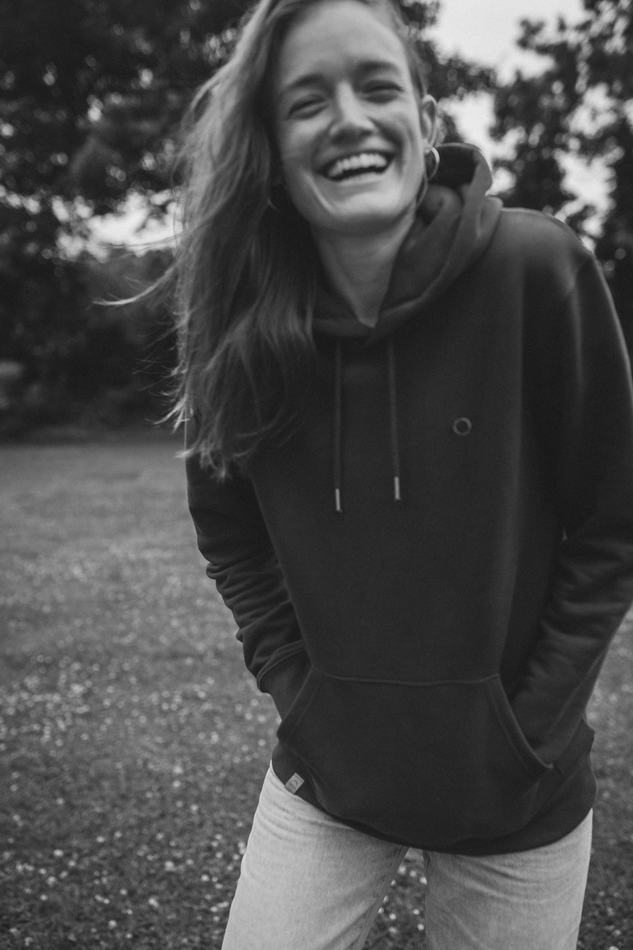 Schwarzweiß-Portrait mit Lachen – Studio Rise