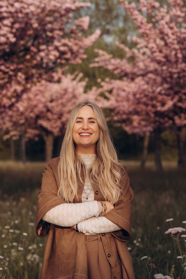 Ausgelassenes Cherry-Blossom-Portrait – Studio Rise